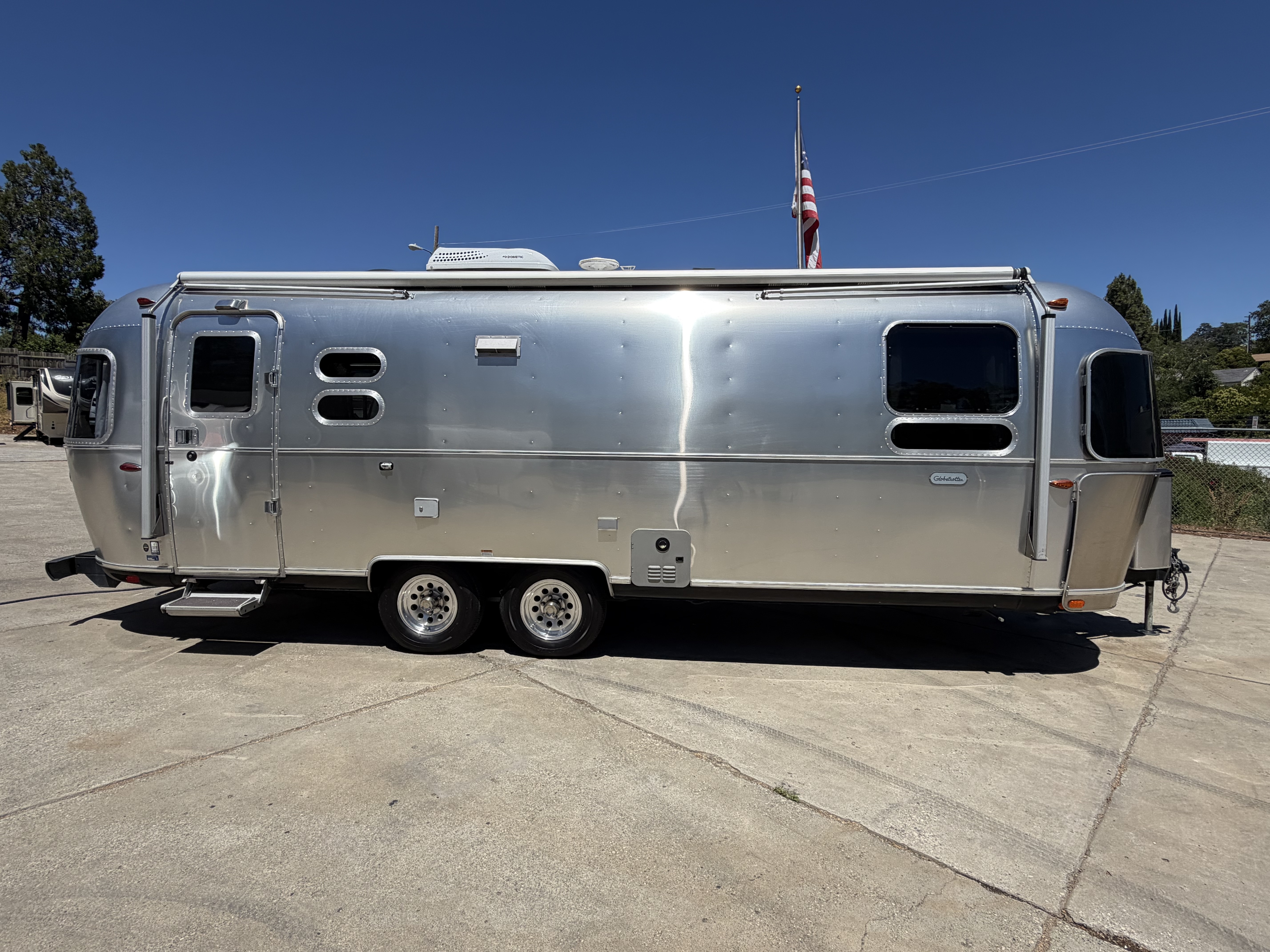 2022 Airstream GLOBETROTTER 27FB in auburn CA