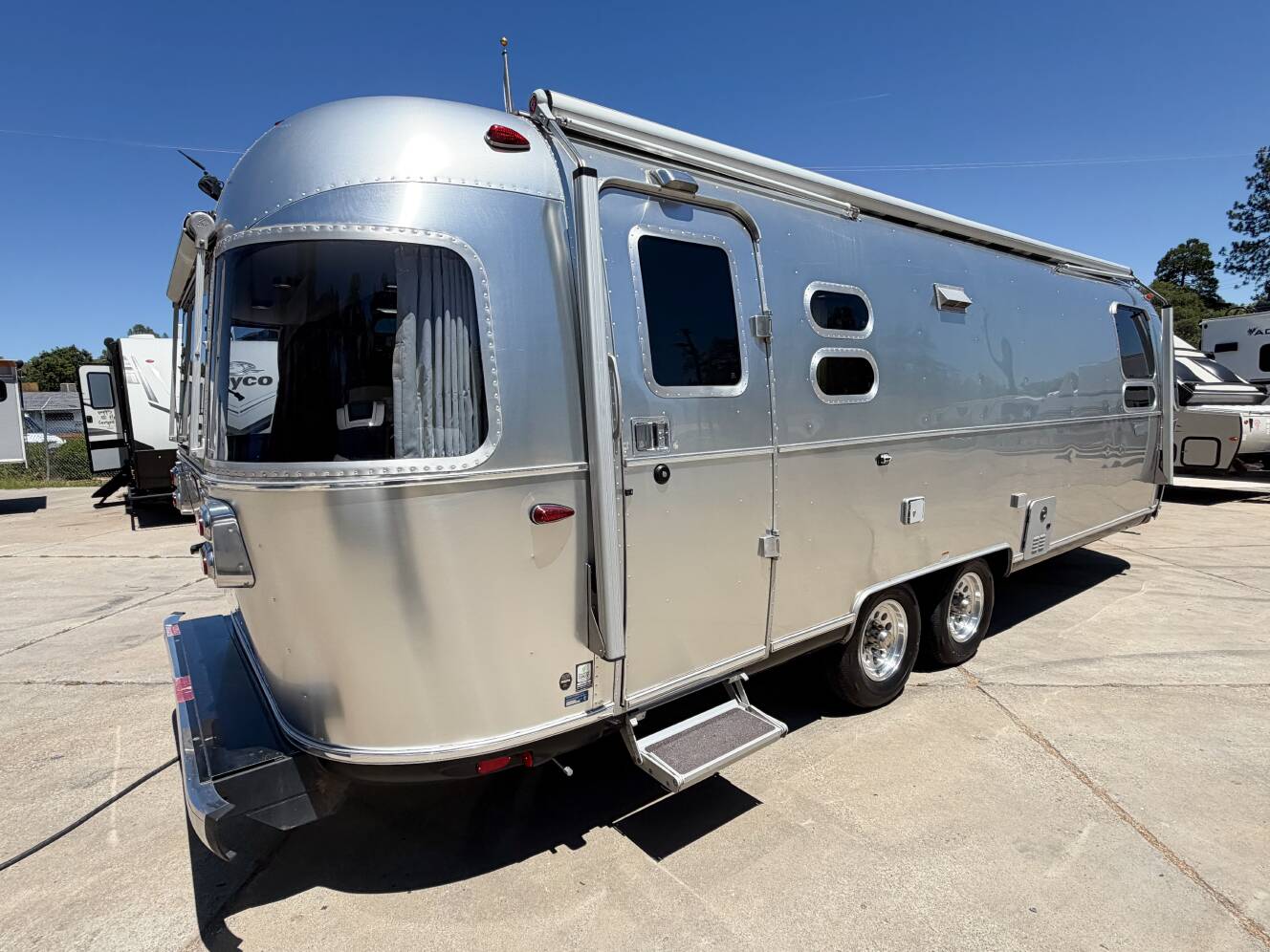 A photo of this 2022 Airstream GLOBETROTTER 27FB