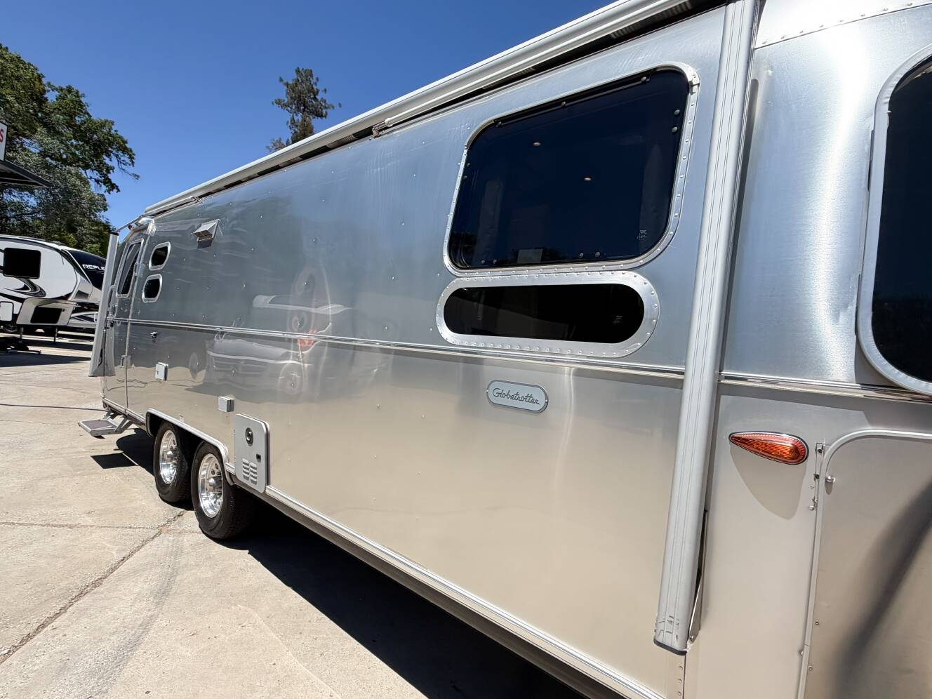 A photo of this 2022 Airstream GLOBETROTTER 27FB