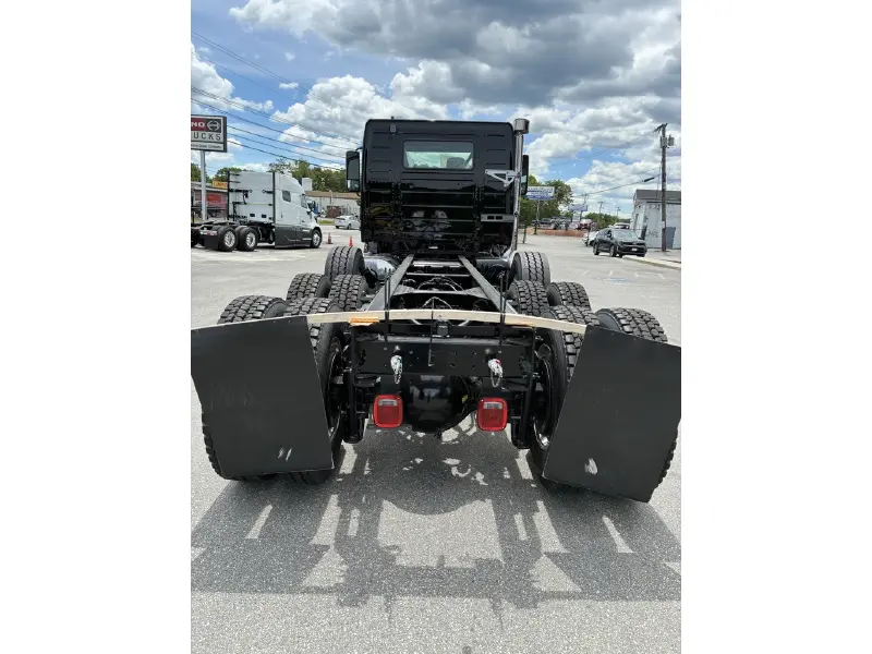 2027 VOLVO VHD