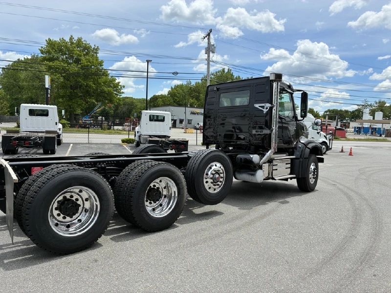 2027 VOLVO VHD