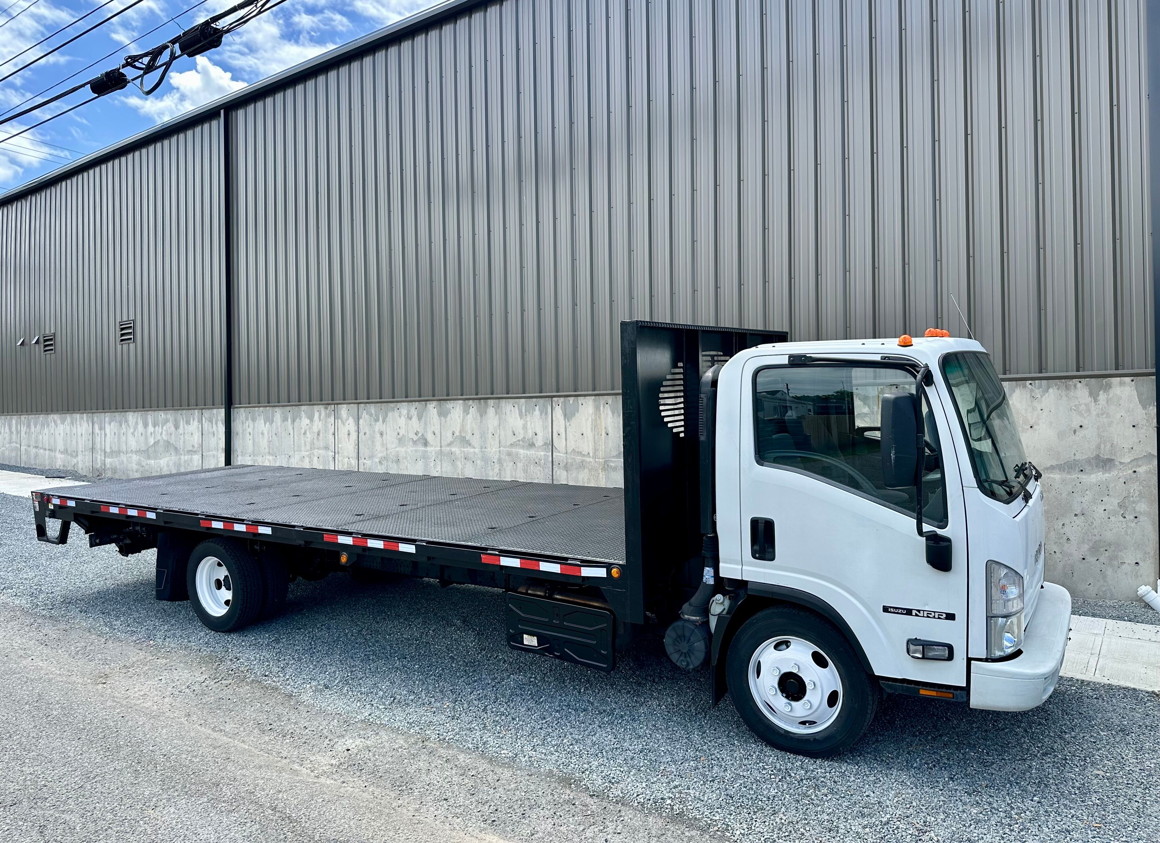 2015 ISUZU NRR ~ 22' FLATBED + Liftgate in Seattle, WA