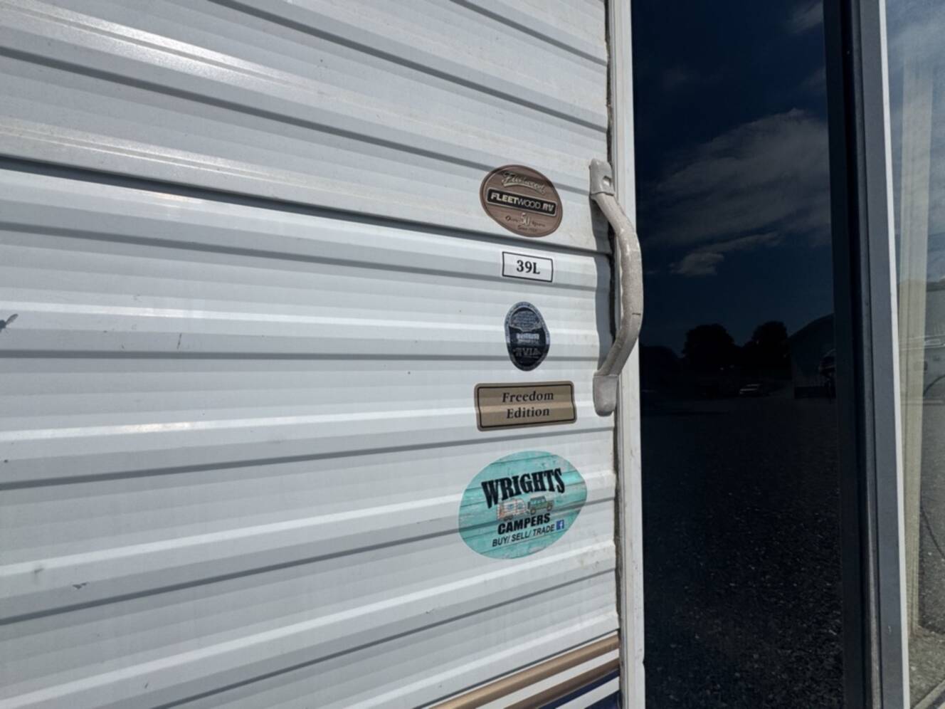A photo of this 2003 Fleetwood TERRY 39L