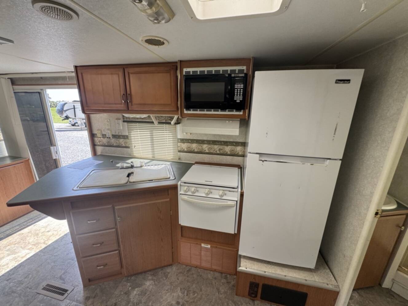 A photo of this 2003 Fleetwood TERRY 39L