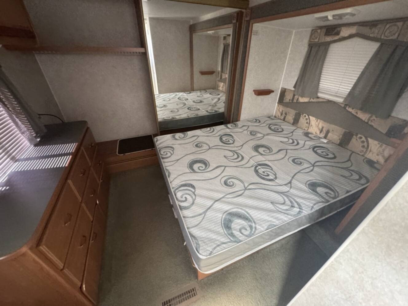 A photo of this 2003 Fleetwood TERRY 39L