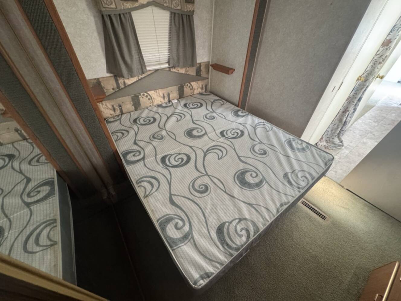 A photo of this 2003 Fleetwood TERRY 39L
