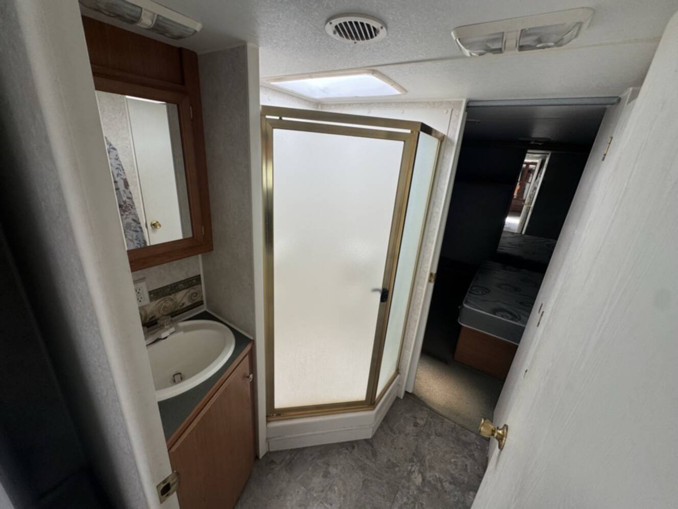 A photo of this 2003 Fleetwood TERRY 39L