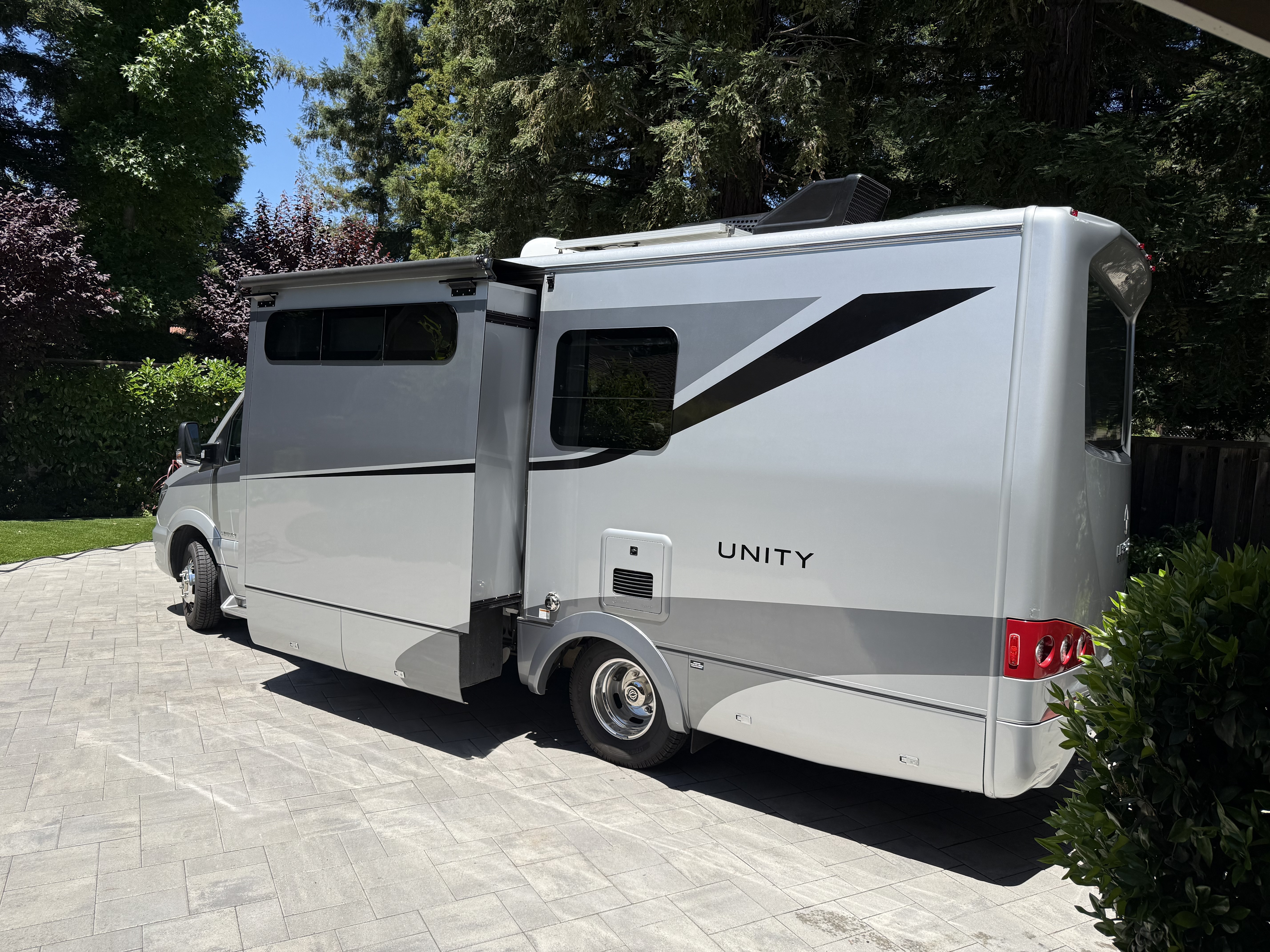 2017 Leisure Travel UNITY 424 MB RV