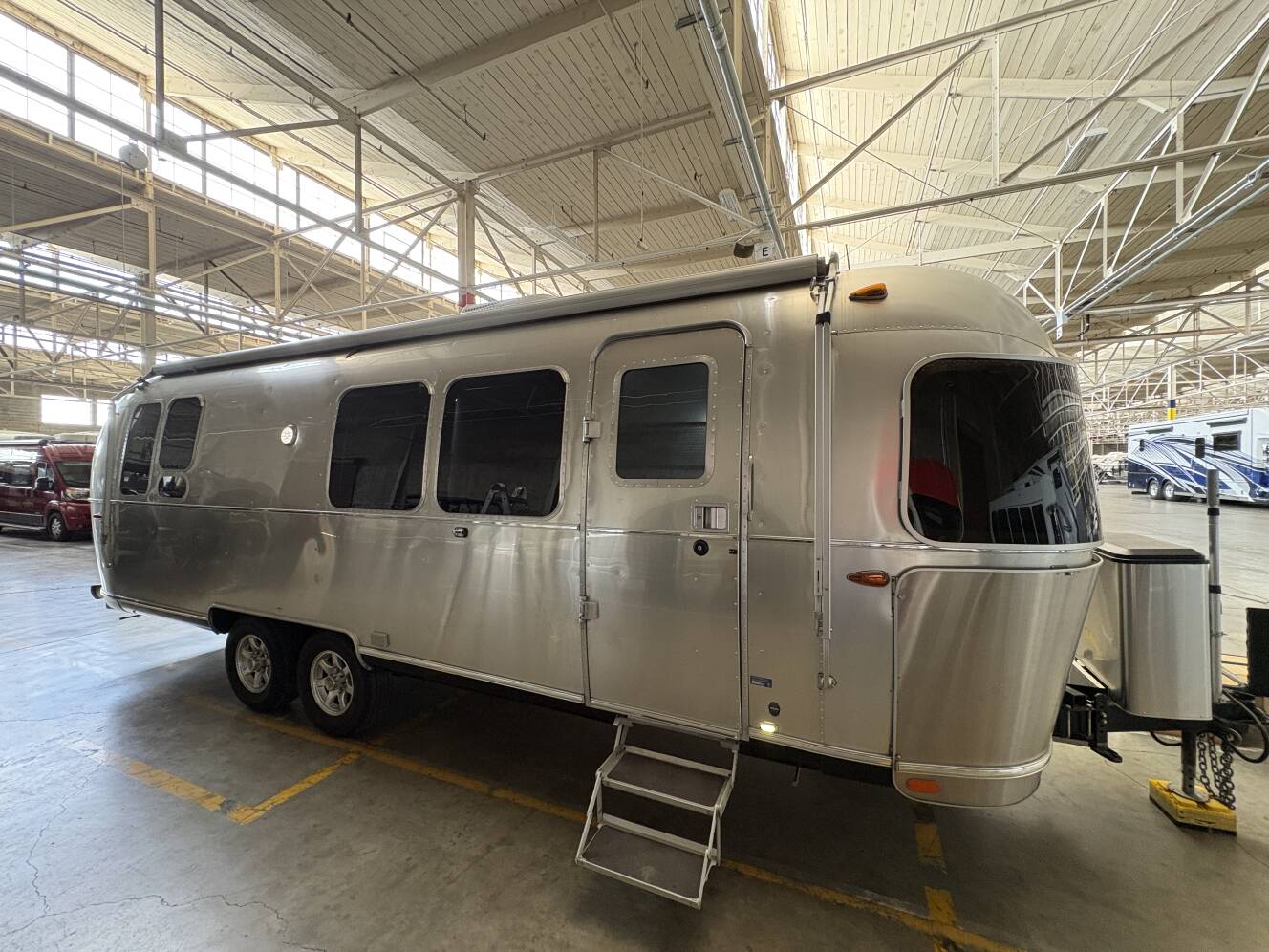 A photo of this 2017 Airstream FLYING CLOUD 28RB
