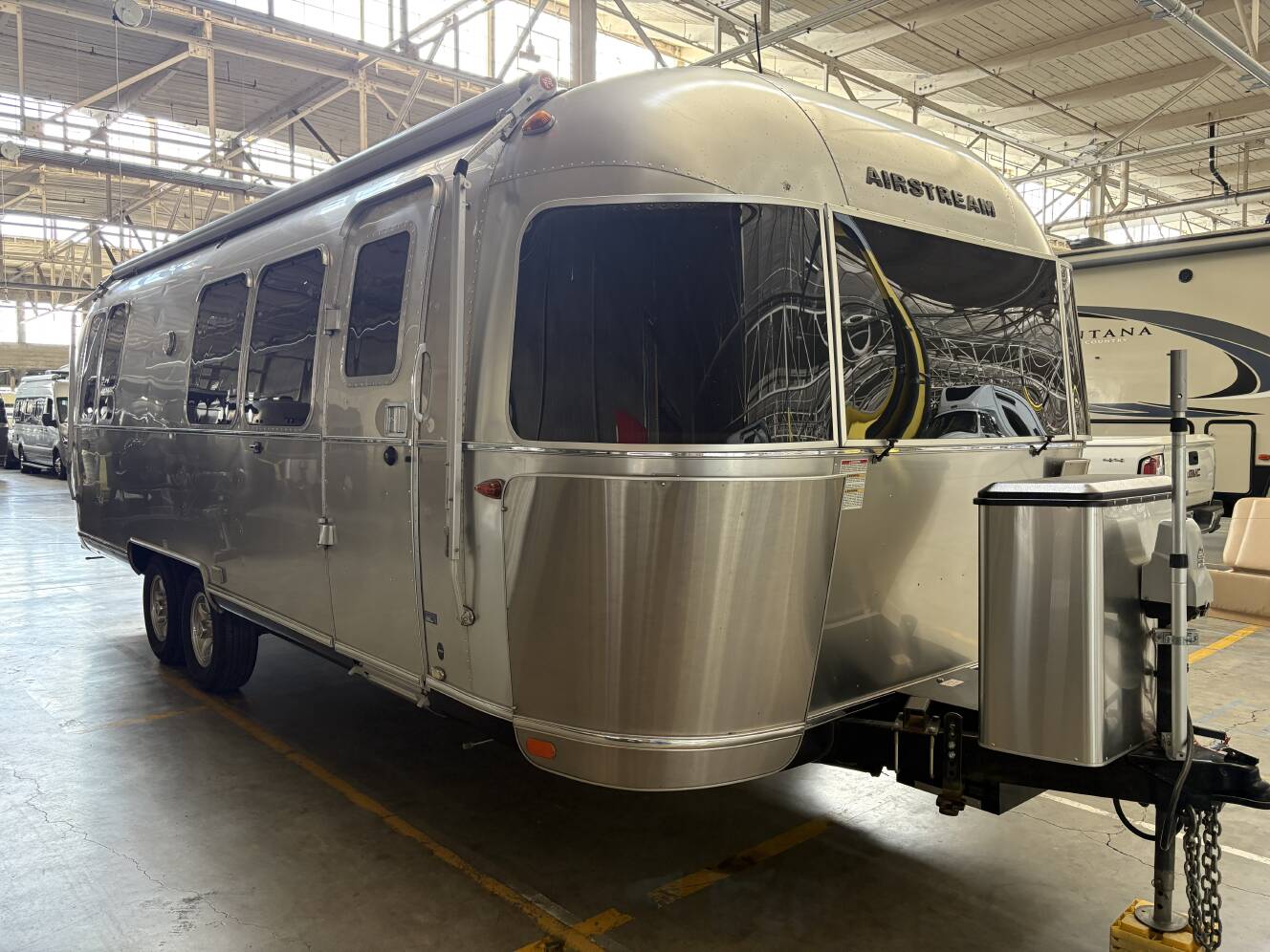 A photo of this 2017 Airstream FLYING CLOUD 28RB