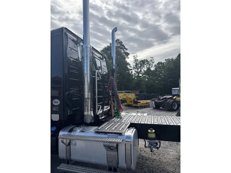 2027 VOLVO VHD64FT300