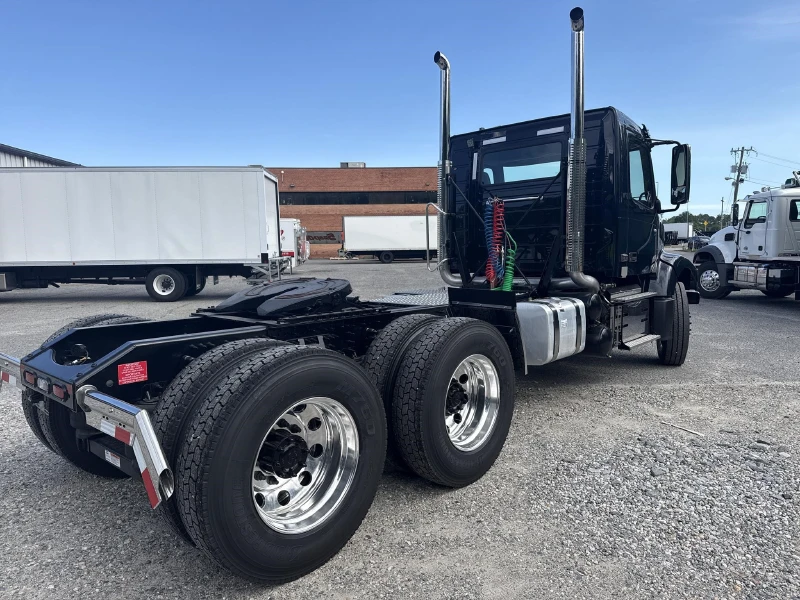 2027 VOLVO VHD64FT300