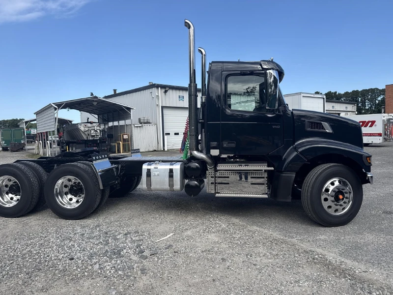 2027 VOLVO VHD64FT300