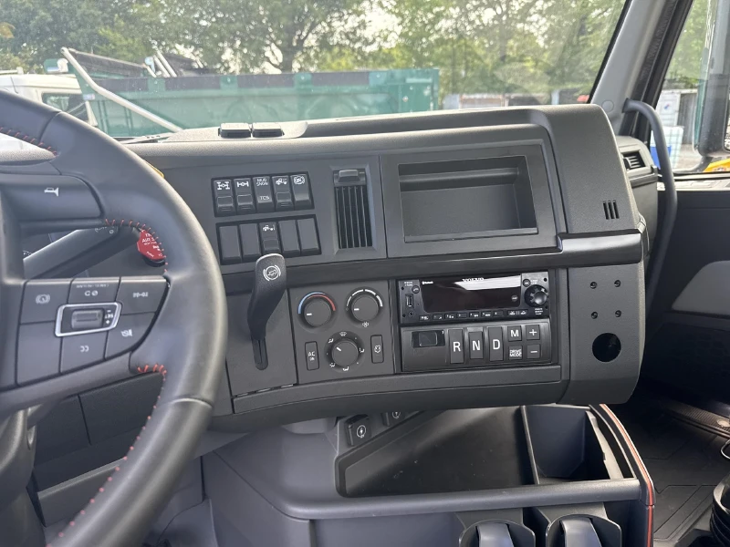 2027 VOLVO VHD64FT300