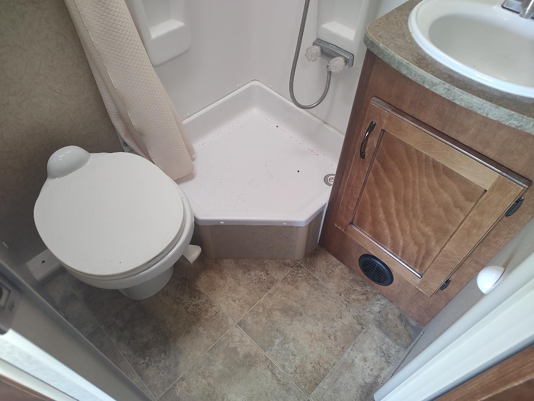 2015 Lance 1995 Travel Trailer in cement city MI