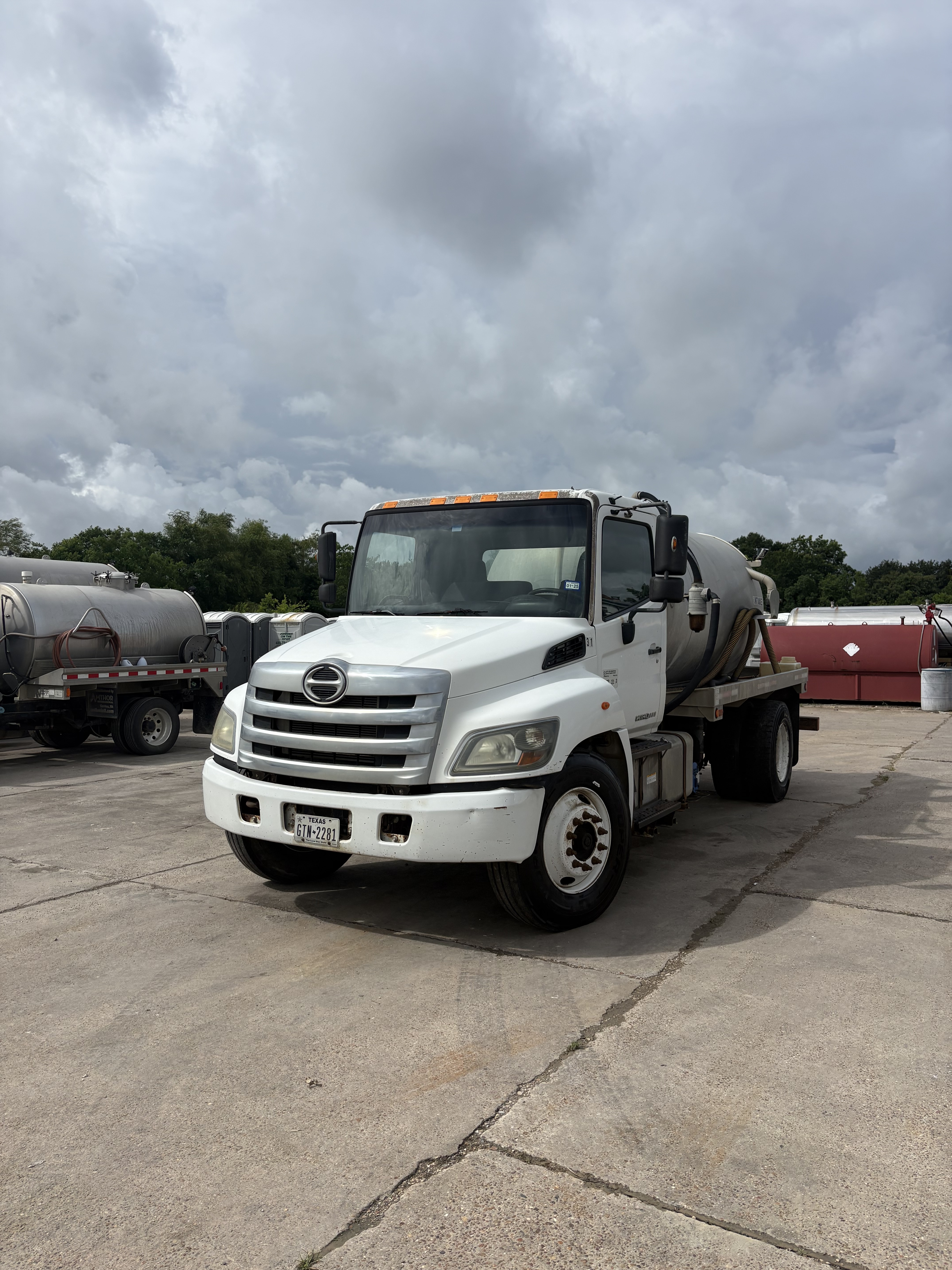 2016 HINO 338 in Nederland, TX