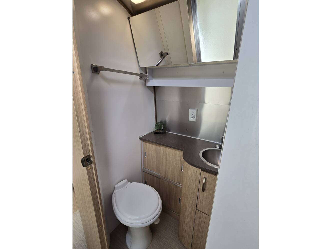 A photo of this 2017 Airstream FLYING CLOUD 27FB QUEEN
