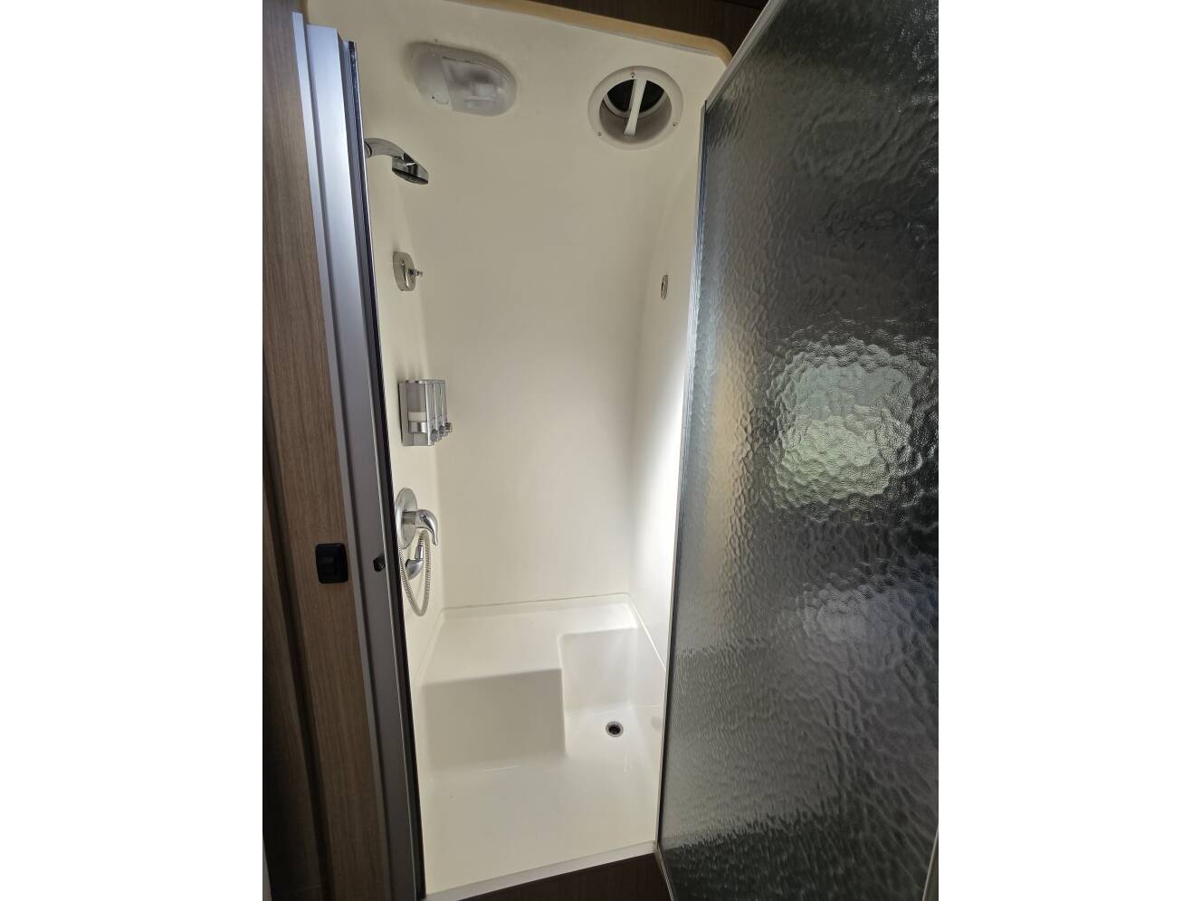 A photo of this 2017 Airstream FLYING CLOUD 27FB QUEEN