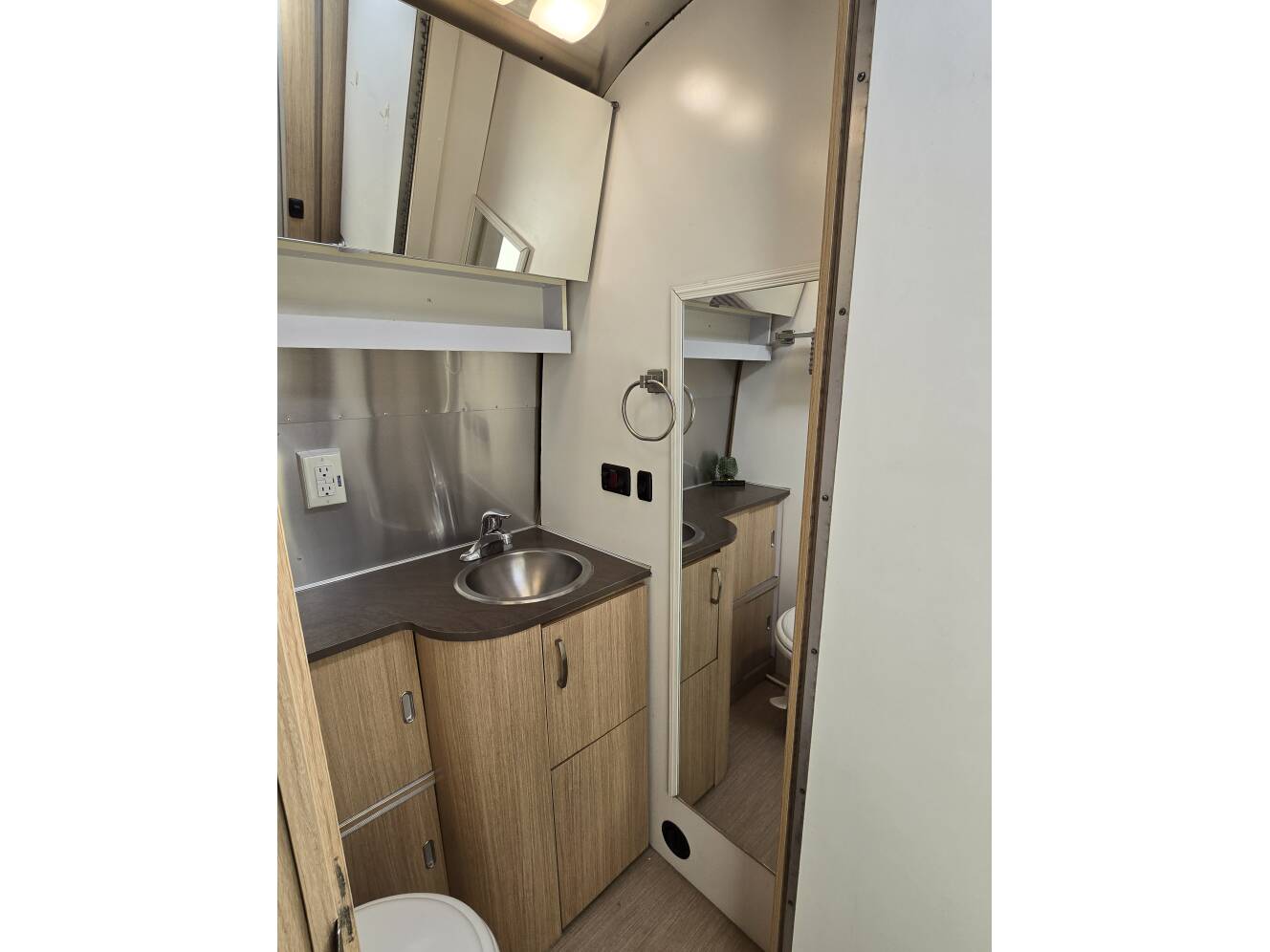 A photo of this 2017 Airstream FLYING CLOUD 27FB QUEEN