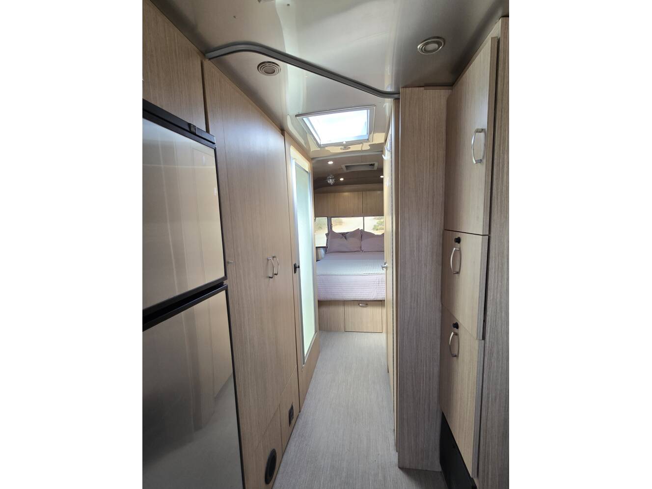A photo of this 2017 Airstream FLYING CLOUD 27FB QUEEN