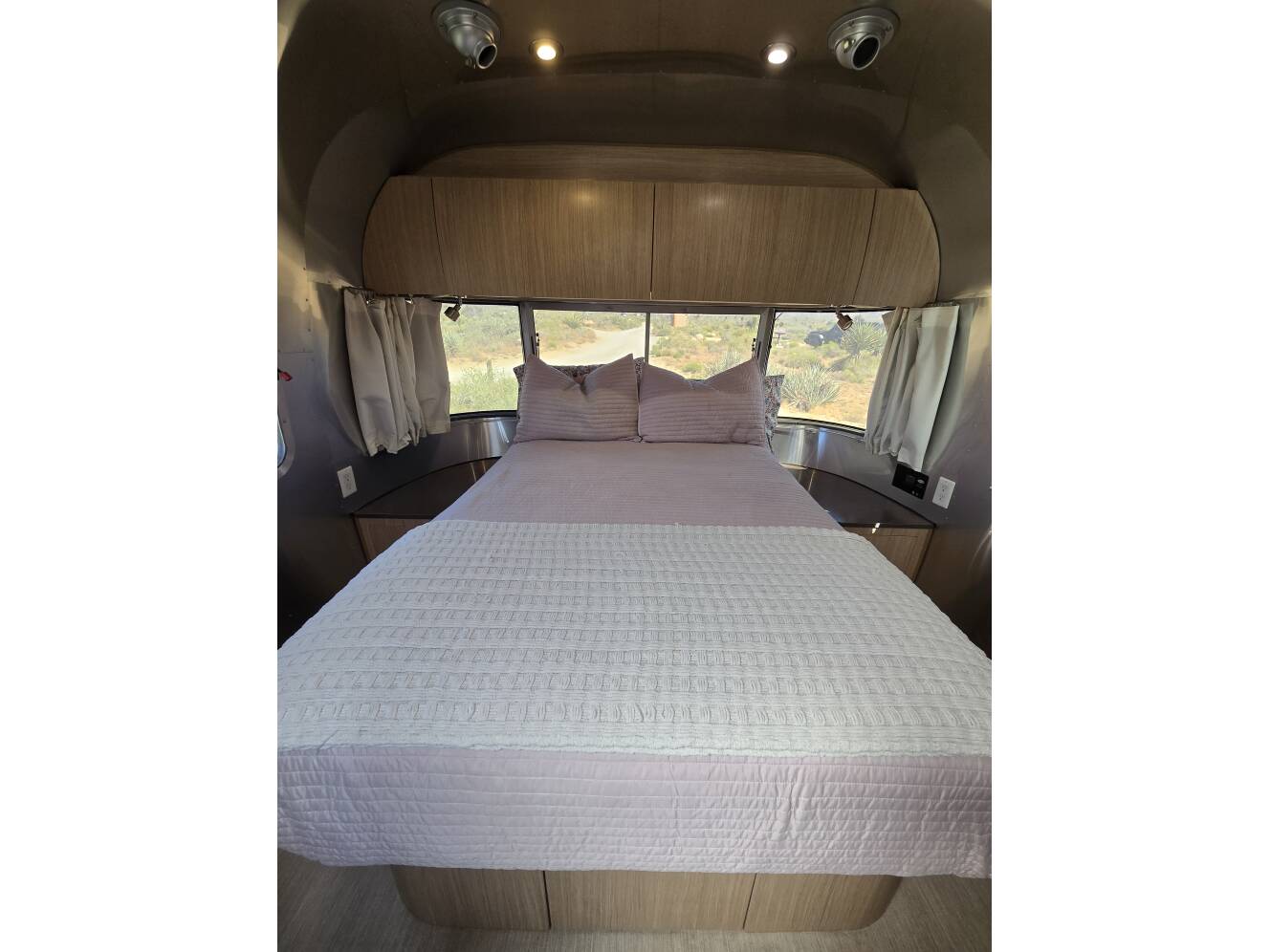 A photo of this 2017 Airstream FLYING CLOUD 27FB QUEEN