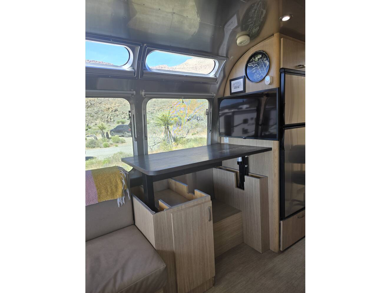 A photo of this 2017 Airstream FLYING CLOUD 27FB QUEEN