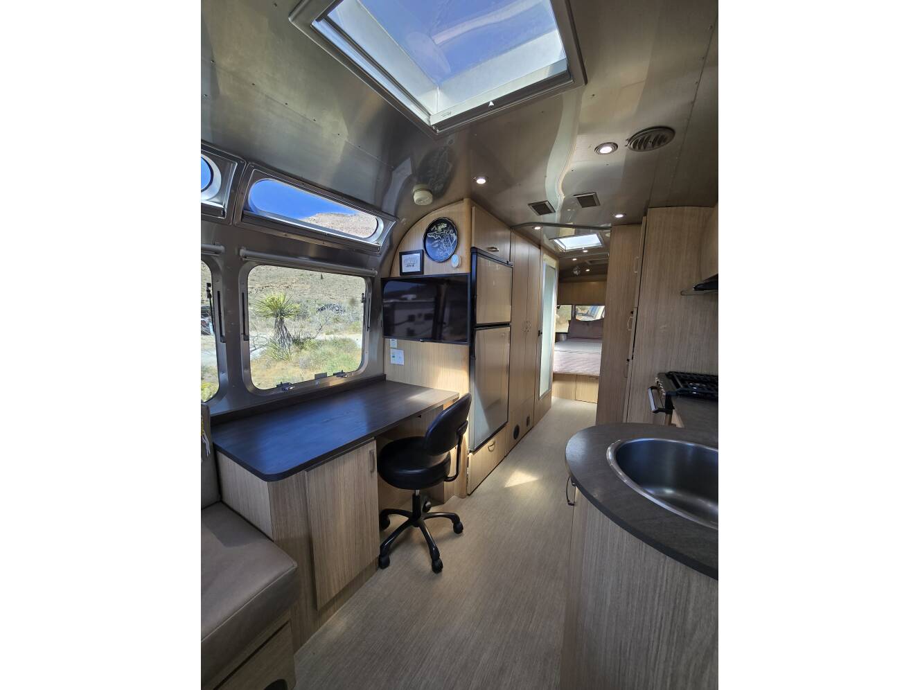 A photo of this 2017 Airstream FLYING CLOUD 27FB QUEEN
