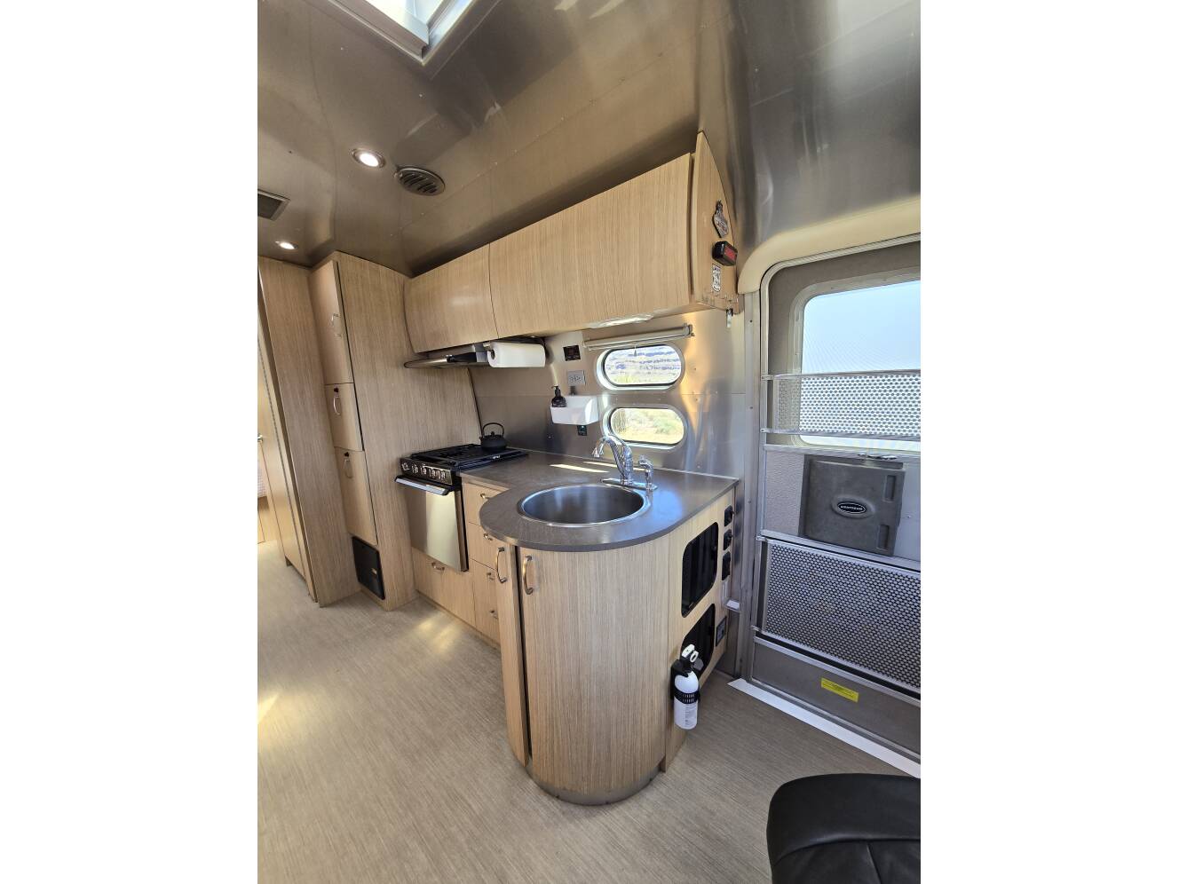 A photo of this 2017 Airstream FLYING CLOUD 27FB QUEEN
