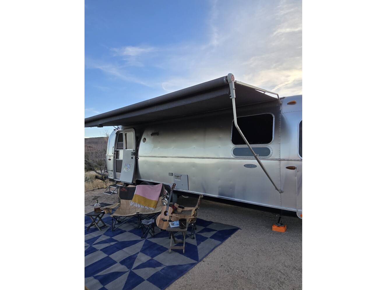 A photo of this 2017 Airstream FLYING CLOUD 27FB QUEEN