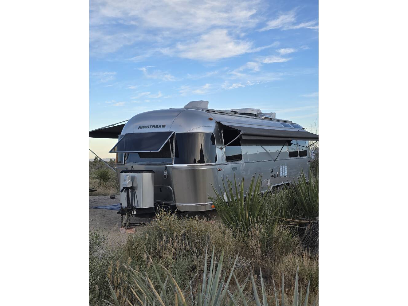 A photo of this 2017 Airstream FLYING CLOUD 27FB QUEEN