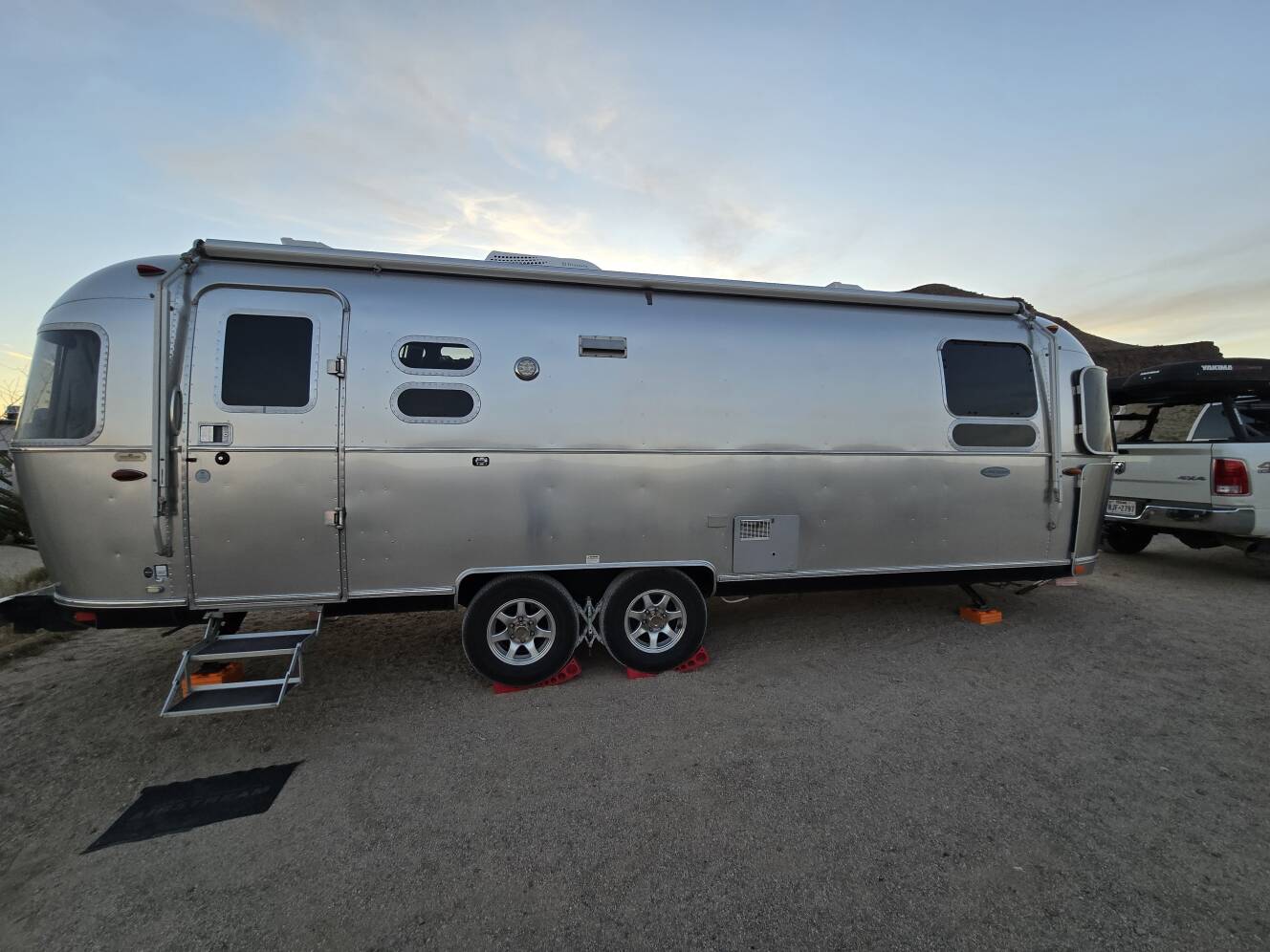 A photo of this 2017 Airstream FLYING CLOUD 27FB QUEEN