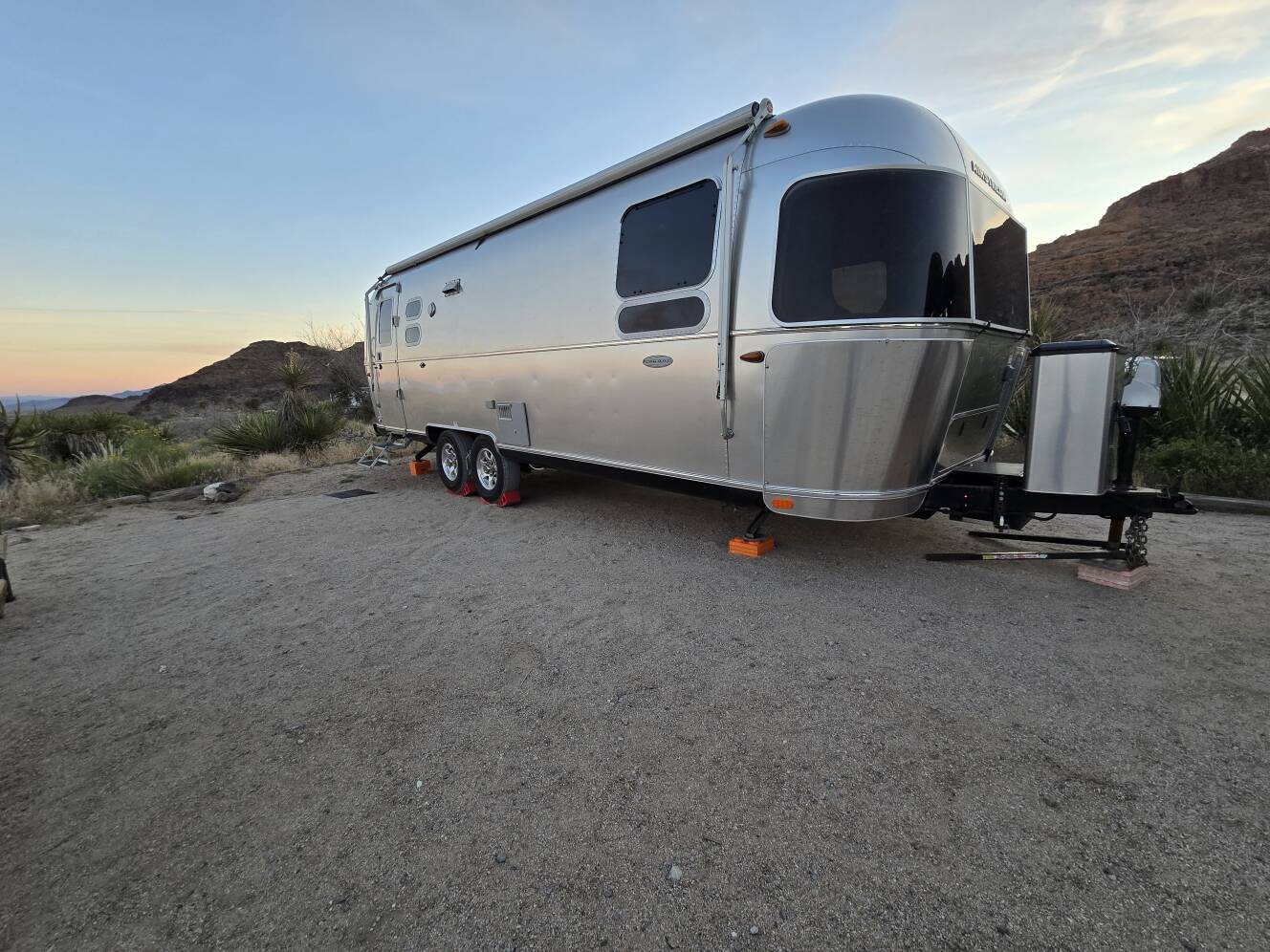 A photo of this 2017 Airstream FLYING CLOUD 27FB QUEEN