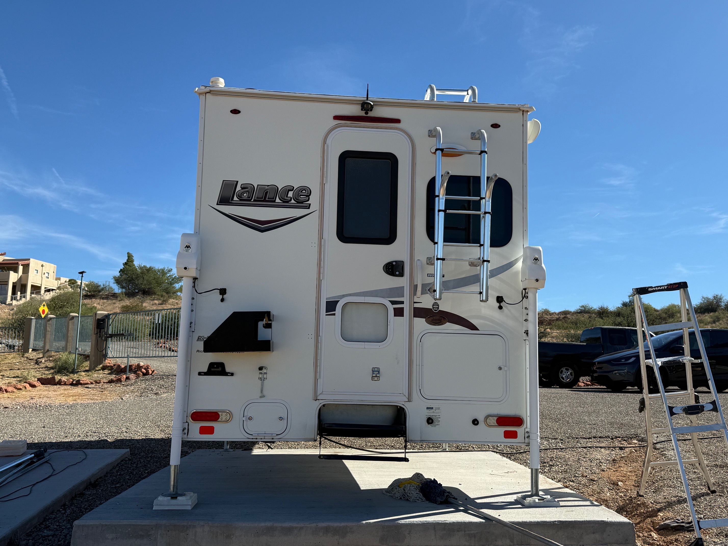 2016 Lance 865 Truck Camper RV