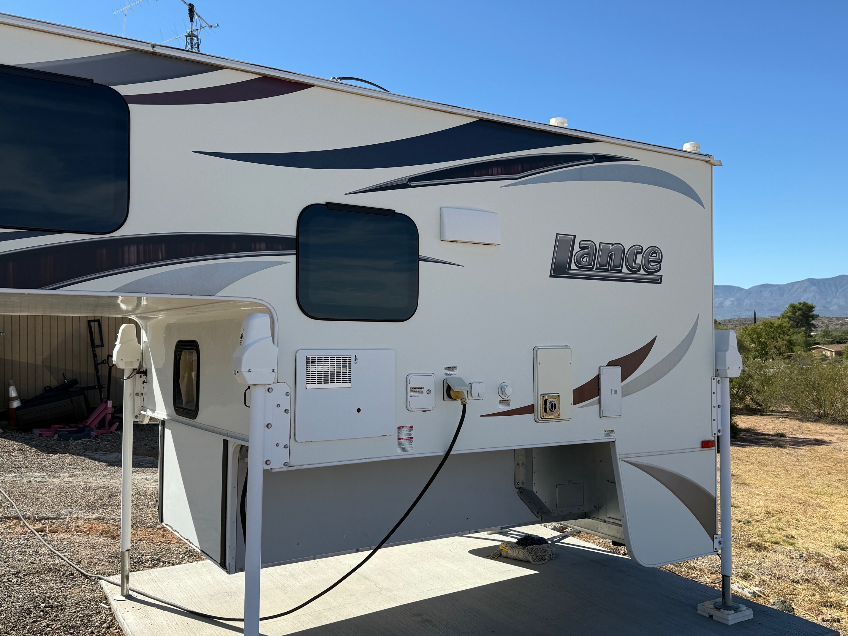 2016 Lance 865 Truck Camper in cornville AZ