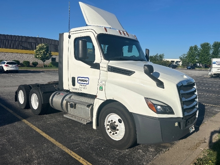 2020 FREIGHTLINER CASCADIA 126 in Davenport, IA