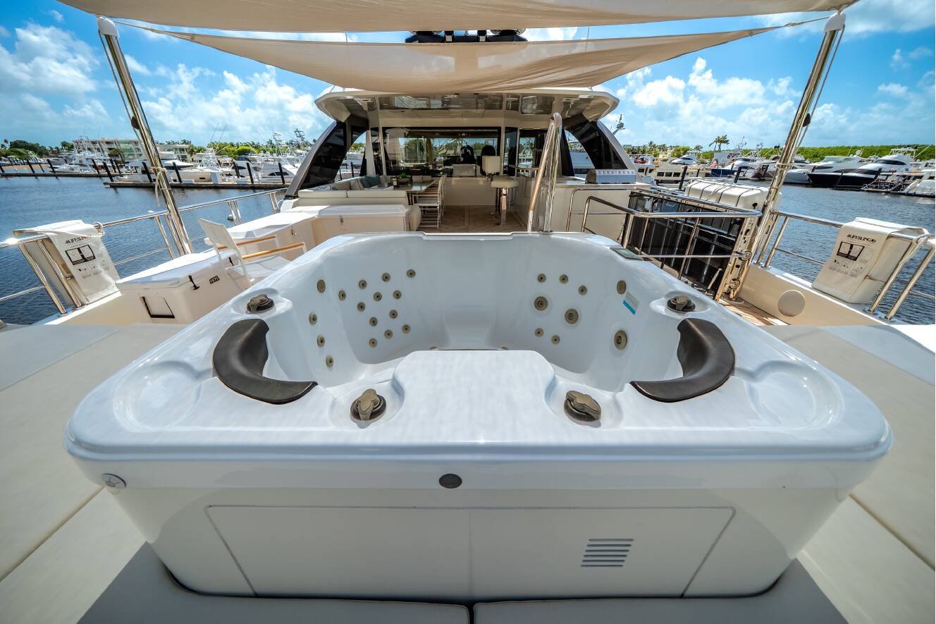 A photo of this 2023 Ocean Alexander 27R