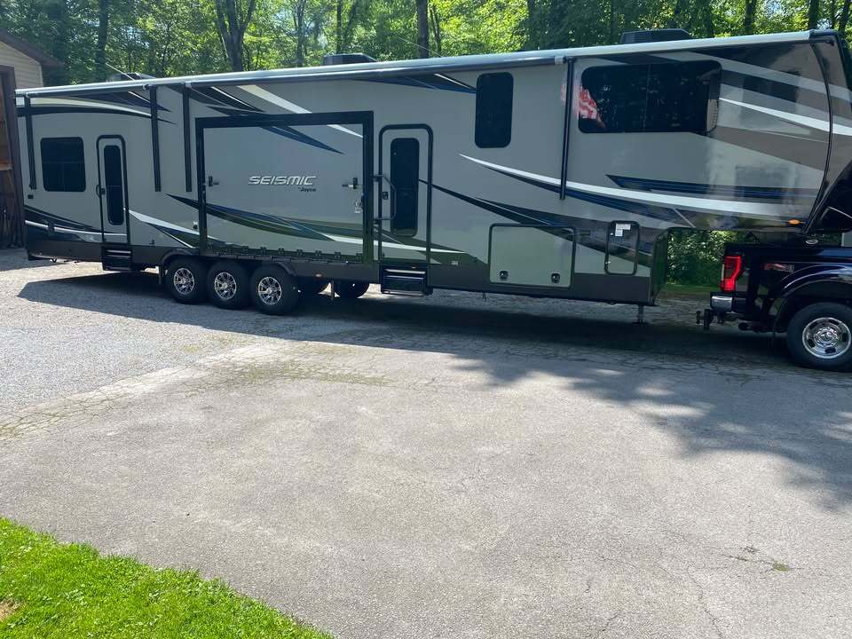 2018 Jayco SEISMIC 4212 in saxonburg PA