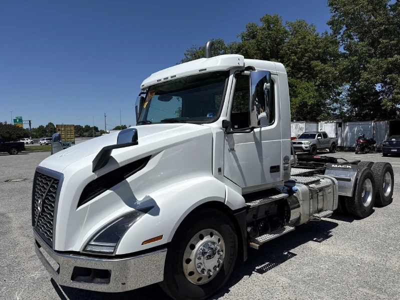 2022 VOLVO VNL64T300