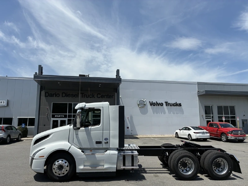 2024 VOLVO VNL64T300