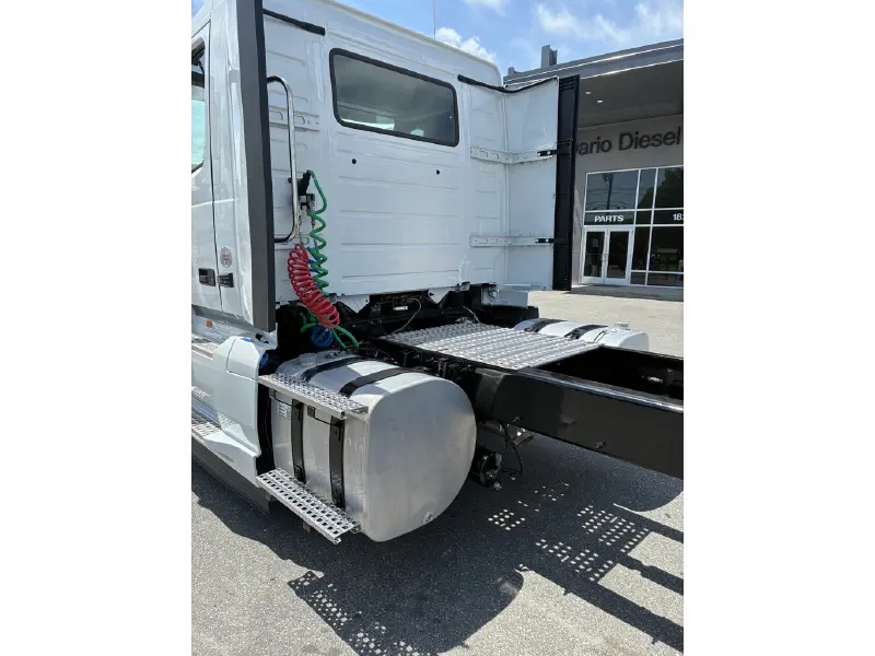 2024 VOLVO VNL64T300