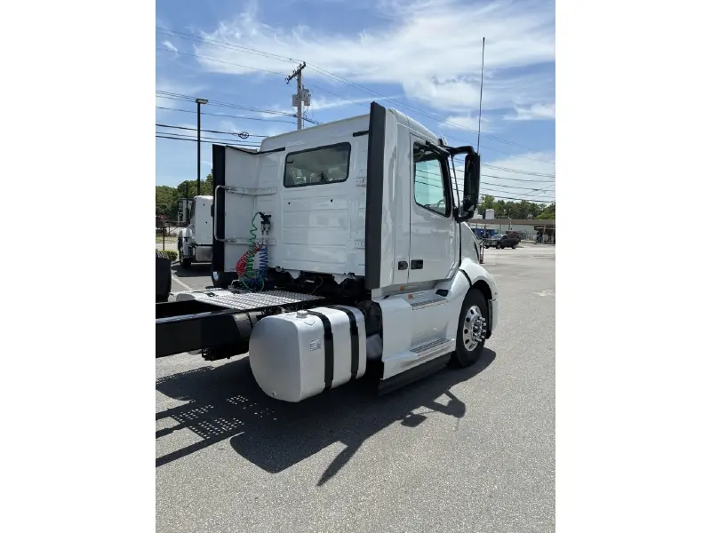 2024 VOLVO VNL64T300