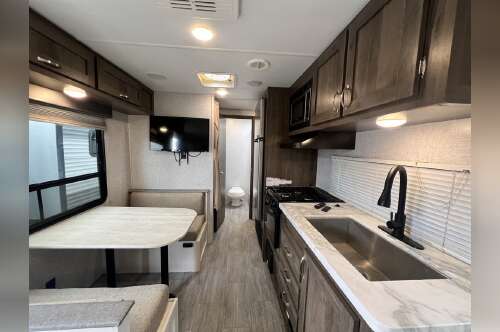 2021 Forest River East to West 27KNS in kennedale TX