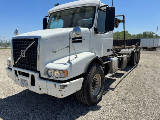 2019 VOLVO Vhd64b300 in Grove City, OH