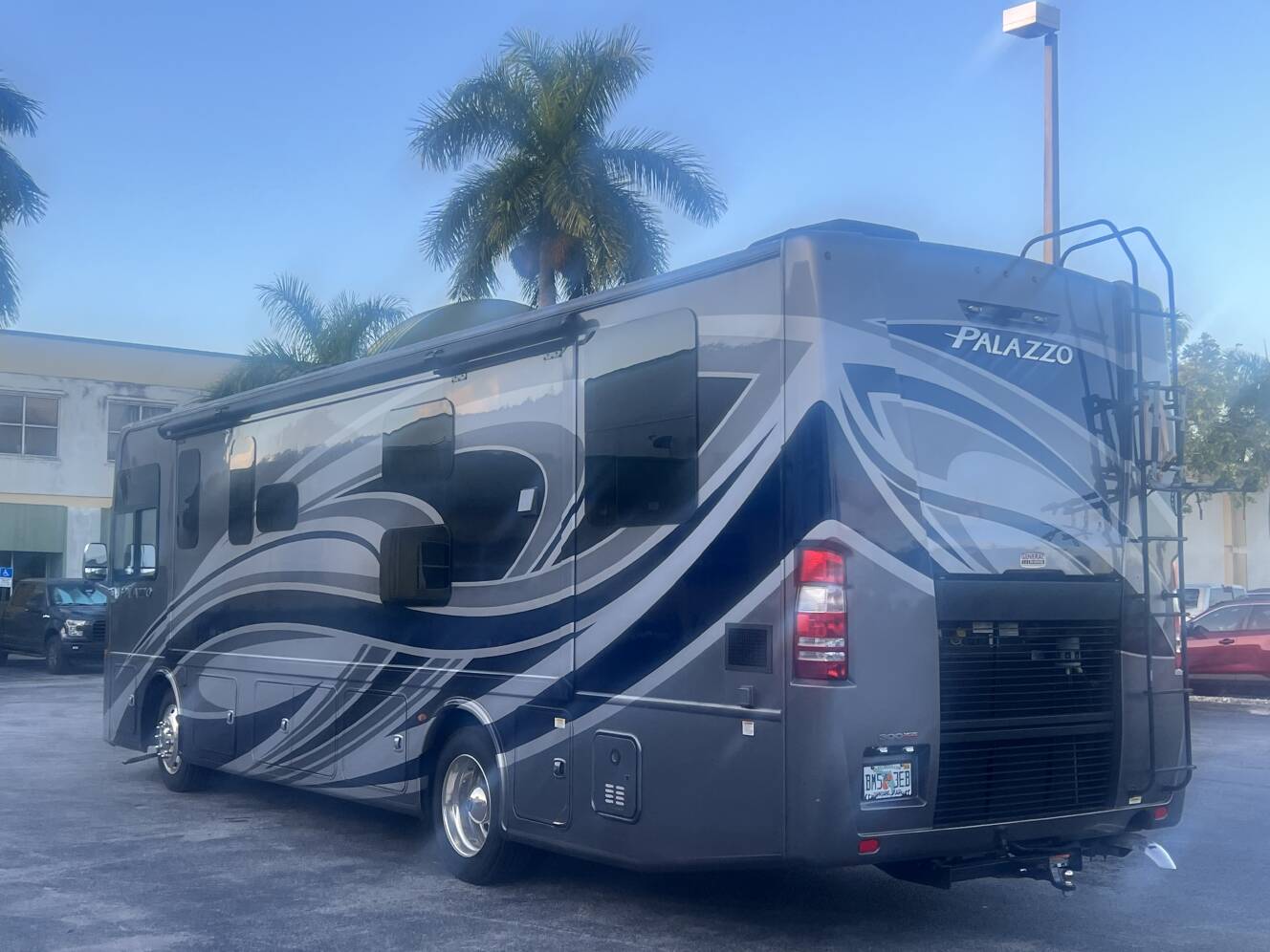 A photo of this 2021 Thor Motor Coach PALAZZO 33 5