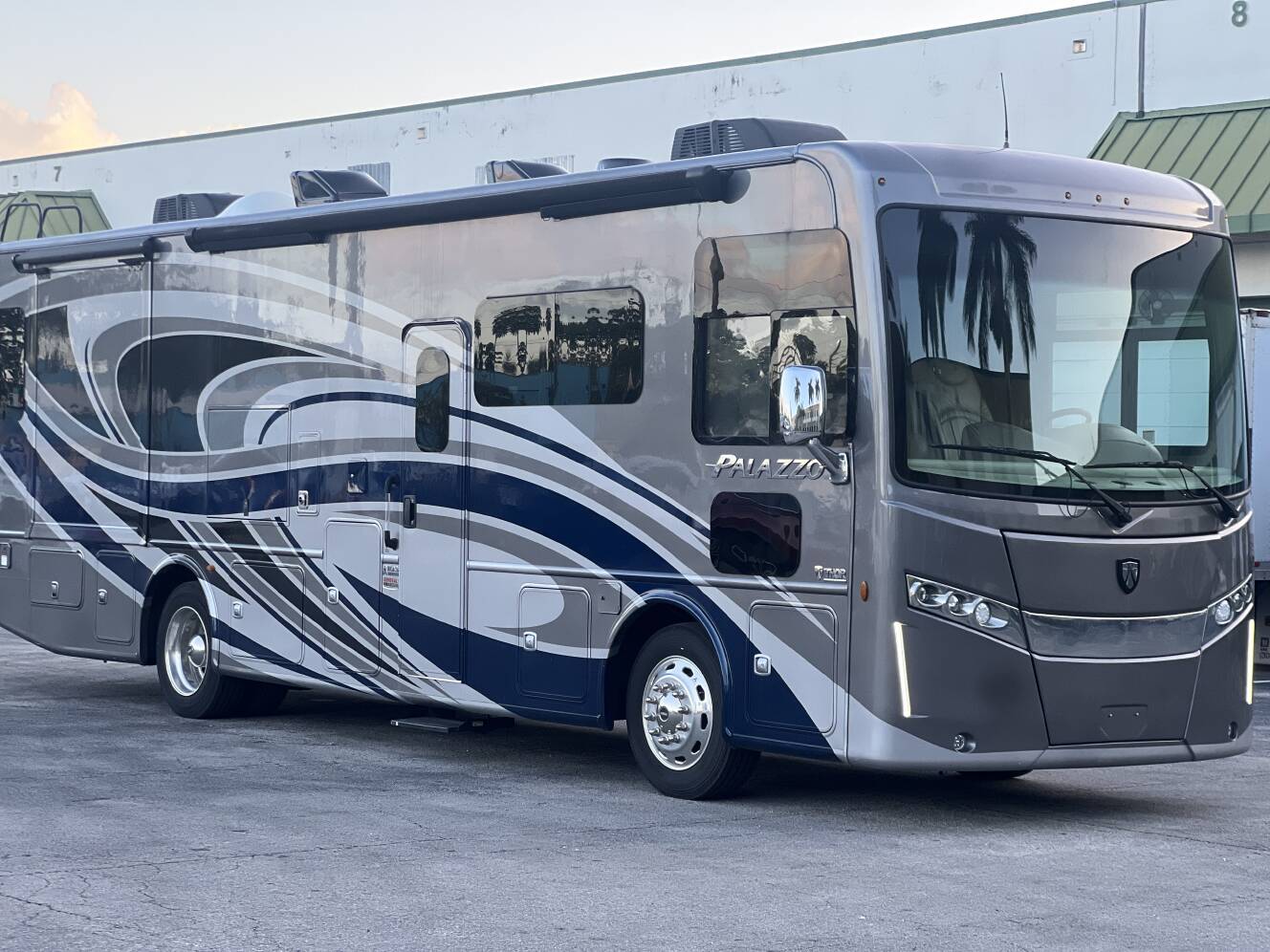 A photo of this 2021 Thor Motor Coach PALAZZO 33 5