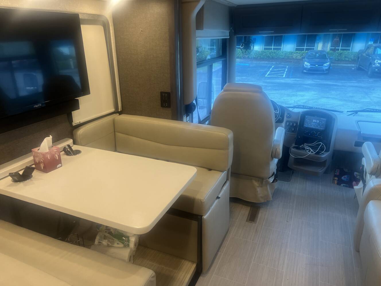 A photo of this 2021 Thor Motor Coach PALAZZO 33 5