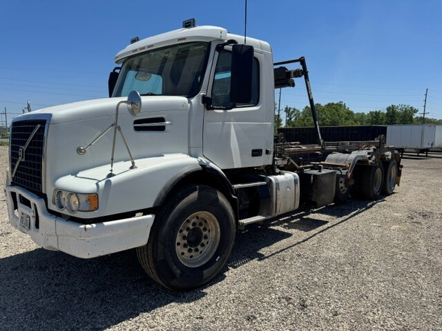 2019 VOLVO VHD64B300 in Grove City, OH