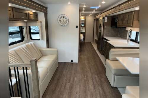 2027 Newmar Bay Star 3639 in belton MO
