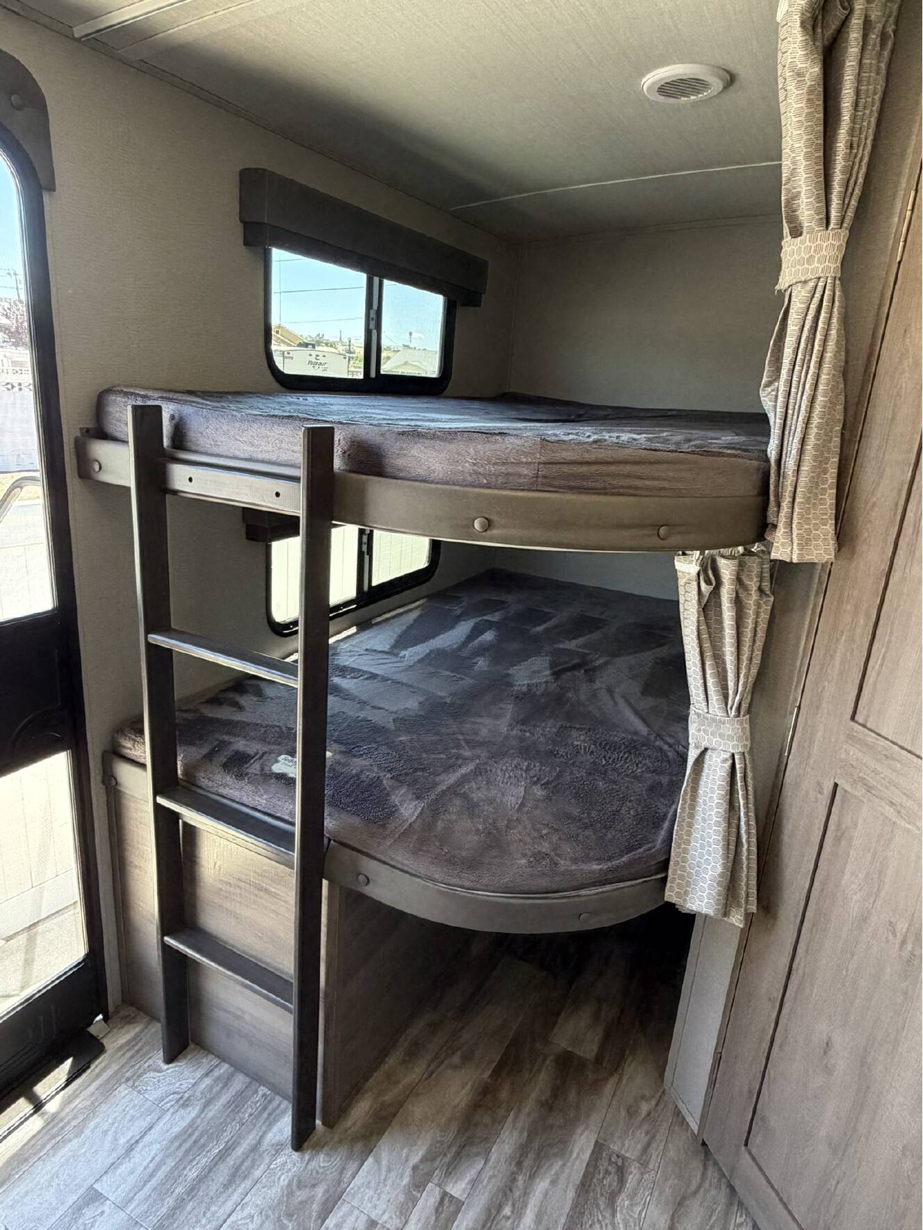 A photo of this 2021 Grand Design IMAGINE 2800BH