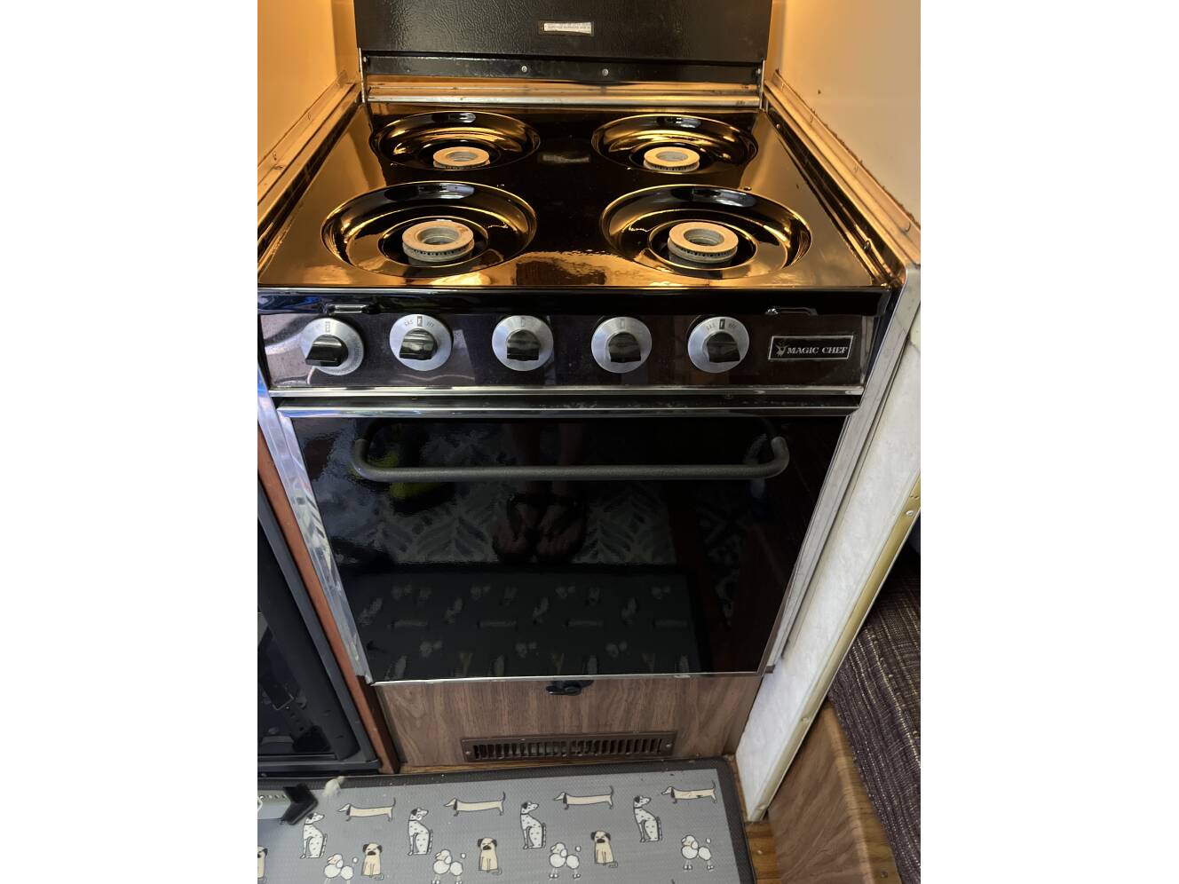 A photo of this 1976 Airstream LAND YACHT 25